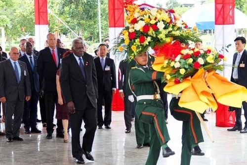 Chủ tịch Quốc hội Cuba dâng hoa tưởng niệm Lãnh tụ Fidel Castro tại Quảng Trị