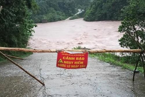 Mưa lớn gây ngập lụt, sạt lở núi nhiều nơi ở Quảng Bình
