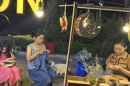 Cô gái thổi hồn vào phế liệu, làm quà Trung thu cho trẻ em nghèo