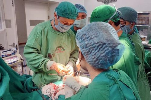 Cứu sống bệnh nhân bị vật sắc nhọn đâm thấu tim