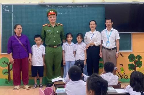 Thiếu tá Công an cứu giúp 3 cháu học sinh mắc kẹt giữa lòng suối