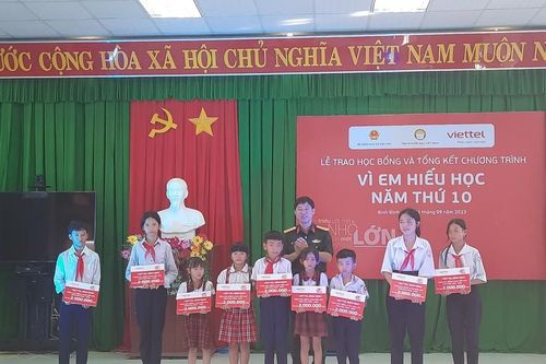 Bình Định: Trao 400 suất học bổng 'Vì em hiếu học' tặng học sinh hoàn cảnh khó khăn năm 2023