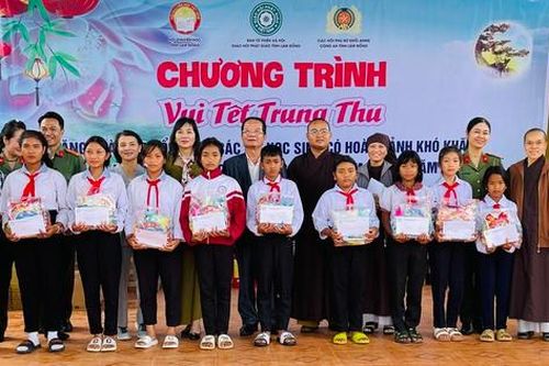 Lâm Đồng: Vui Tết Trung thu với học sinh hoàn cảnh khó khăn tại huyện Đam Rông