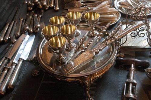 Sửa biệt thự cho gia chủ, công nhân tìm thấy kho báu hơn 1.000 món vàng bạc