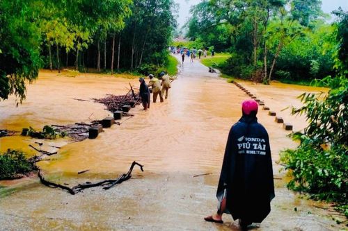 Nhiều tuyến đường chìm trong biển nước, hơn 4.300 học sinh ở Hà Tĩnh nghỉ học