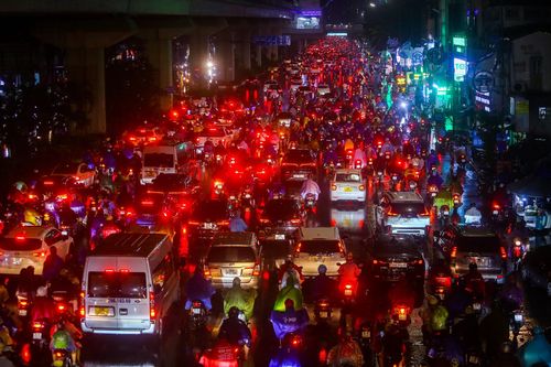 Mưa giờ tan tầm, đường phố Hà Nội ùn tắc không lối thoát