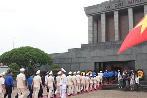 420 đại biểu thanh niên tiên tiến báo công dâng Bác