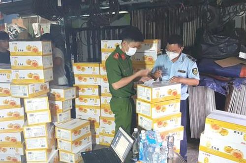 TP Hồ Chí Minh: Tạm giữ hàng trăm mặt hàng thực phẩm không bảo đảm chất lượng
