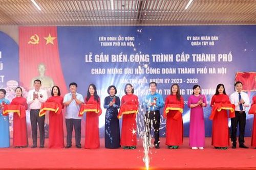 Quận Tây Hồ: Gắn biển công trình Trường THCS Xuân La