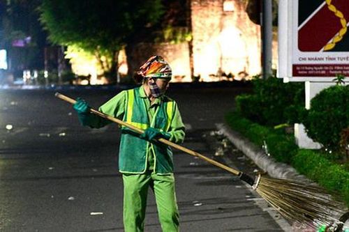 Lao công trắng đêm sau đêm hội Thành Tuyên để làm sạch phố phường