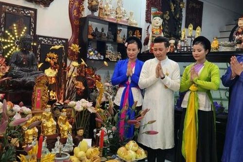Ca sĩ Linh Nguyễn cùng nhiều nghệ sĩ miền Bắc thành kính dâng hương Tổ nghề sân khấu