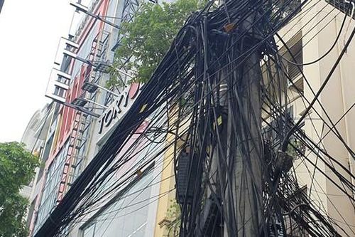 'Ma trận' dây cáp viễn thông ở nhiều tuyến Hà Nội tiềm ẩn nguy cơ cháy