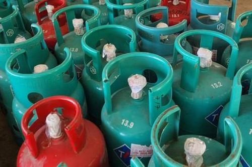 Phát hiện hàng trăm bình khí gas giả mạo nhãn hàng hóa, chủ cửa hàng không huấn luyện kỹ thuật an toàn bán trên thị trường