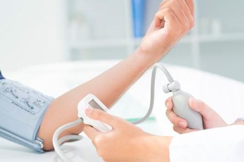 Đo huyết áp khi nằm hay khi ngồi sẽ chính xác hơn?