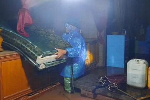 Nước lũ dâng cao, người dân di dời trong đêm, nhiều bản làng bị chia cắt