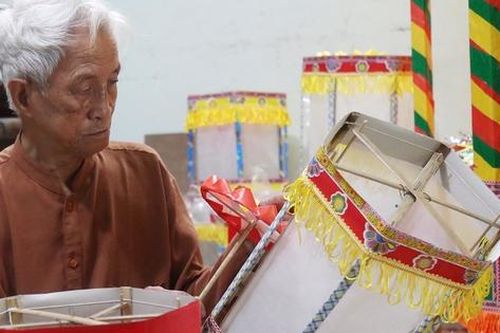 Nghệ nhân Nguyễn Văn Quyền nặng lòng với 'chiếc đèn của lòng hiếu thảo'
