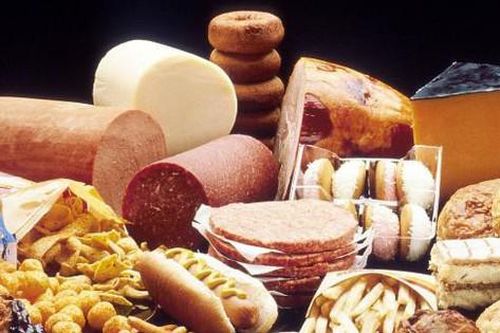 Người nhiễm HIV bị tiêu chảy, sốt, đau miệng... nên ăn uống như thế nào?