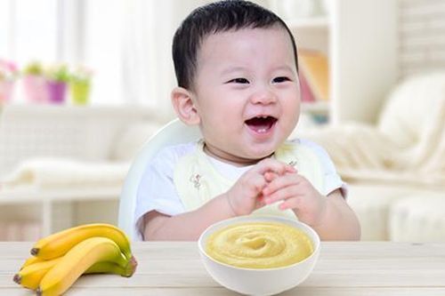 Cho trẻ dùng bột ăn dặm lúc 4 tháng tuổi để làm quen có thể gây hại đến hệ tiêu hóa