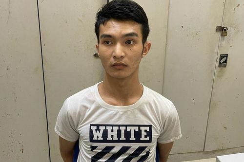Tên cướp manh động dùng kéo khống chế, cướp điện thoại của cô gái trẻ