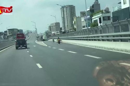 Bất chấp nguy hiểm, xe máy, xe thô sơ ngang nhiên tranh đường Vành đai 2 trên cao