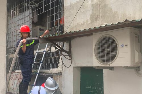 Ba người trong gia đình ở Hà Nội thoát 'cửa tử' nhờ lối thoát nạn thứ 2