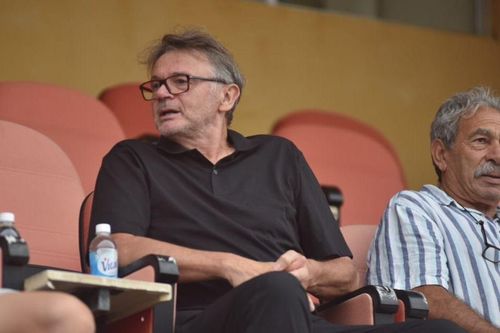 HLV Troussier xem giò học trò trận Công an Hà Nội vs Bình Dương