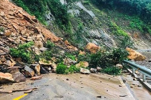 Hà Tĩnh: Sạt lở nghiêm trọng, đường lên Cửa khẩu Cầu Treo ách tắc