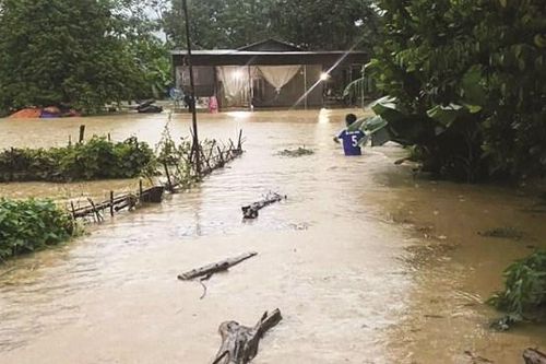 Mưa lớn, nước dâng cao người dân miền núi chạy lũ trong đêm