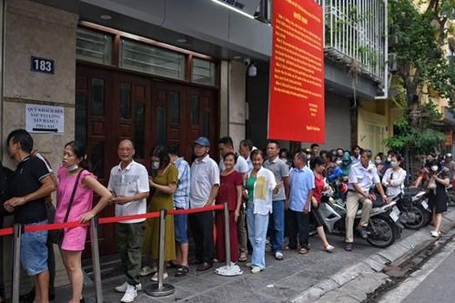 Người dân xếp hàng dài mua bánh Trung thu tại Hà Nội
