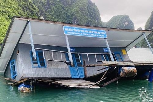 Nhà bảo tồn lớp học nổi trên vịnh Hạ Long bị chìm