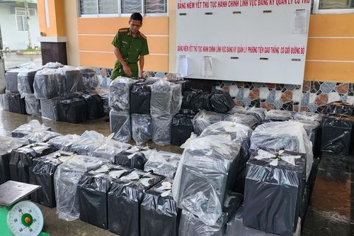 Nhận tiền công 3 triệu đồng để vận chuyển hơn 25.000 gói thuốc lá