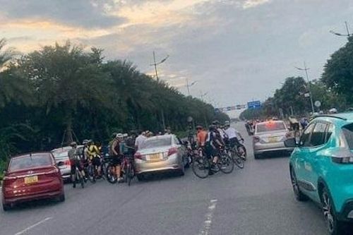 Đoàn xe đạp đi vào đường cấm còn đe dọa hành hung tài xế ô tô