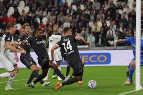 Thắng nhọc đội cửa dưới, Juventus đánh chiếm vị trí nhì bảng Serie A