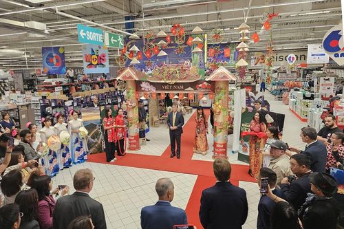 Tuần hàng Việt Nam mang Tết Trung thu tới người tiêu dùng Pháp