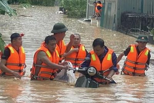 Nghệ An: Lực lượng vũ trang huyện Quỳ Châu giúp dân phòng, chống mưa lũ