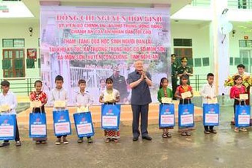 Đồng chí Nguyễn Hòa Bình thăm, tặng quà các cháu học sinh và cán bộ, chiến sĩ biên phòng tại xã Môn Sơn, huyện Con Cuông, tỉnh Nghệ An