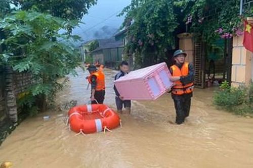 Bộ đội, dân quân giúp dân chạy lũ