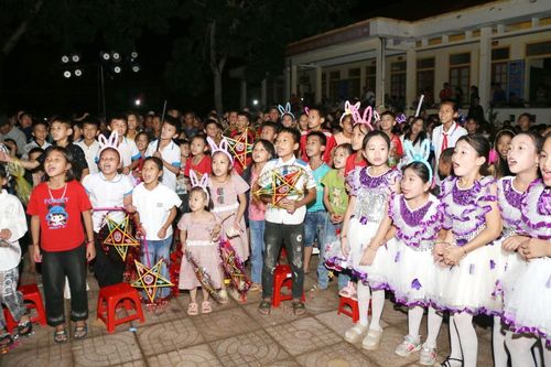 'Vầng trăng yêu thương' đến với học sinh vùng cao Nghệ An trong Tết Trung thu