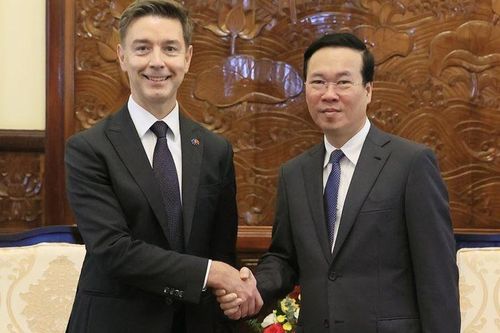 Chủ tịch nước tiếp các đại sứ trình Quốc thư