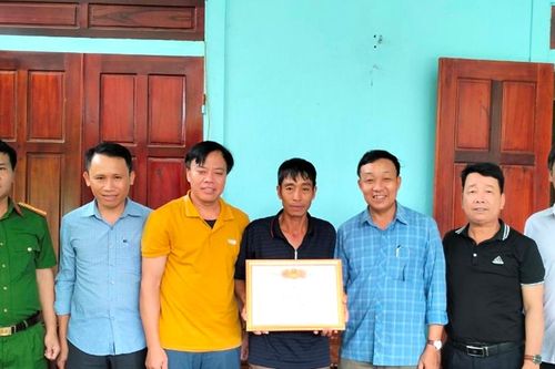 Hà Tĩnh: Khen thưởng người đàn ông cứu người bị nước lũ cuốn trôi trong đêm