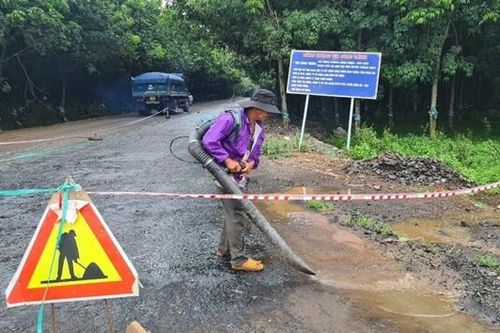 Thảm nhựa đường sông Nhạn – Dầu Giây thi công khi trời mưa: Người dân đề nghị giám định lại chất lượng bê tông nhựa