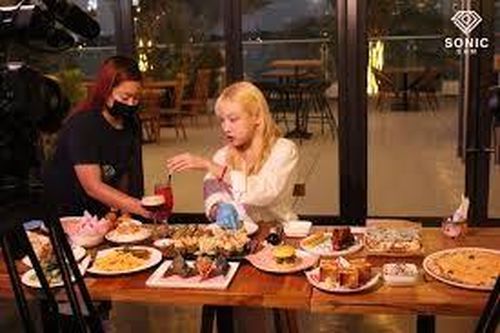 'Thánh mukbang' trả lương cho nhân viên, nghe con số giật mình
