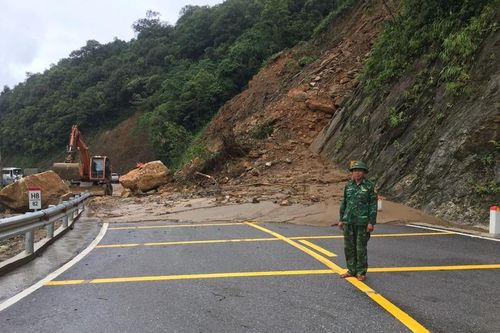 Sạt lở nghiêm trọng tại QL8A đường lên cửa khẩu quốc tế Cầu Treo