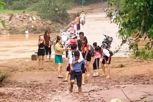 Xúc động hình ảnh thầy giáo lội bùn cõng học sinh đến trường