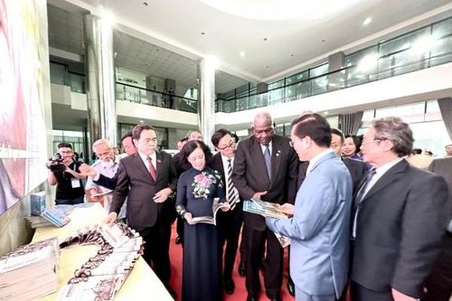 Bộ Ngoại giao giới thiệu ấn phẩm đặc biệt tại Lễ kỷ niệm 50 thăm Lãnh tụ Fidel Castro thăm Việt Nam