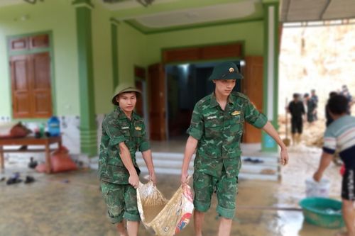 BĐBP Nghệ An tích cực hỗ trợ người dân khắc phục hậu quả mưa lũ