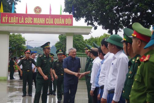 Đồng chí Nguyễn Hòa Bình thăm quân, dân xã biên giới Môn Sơn
