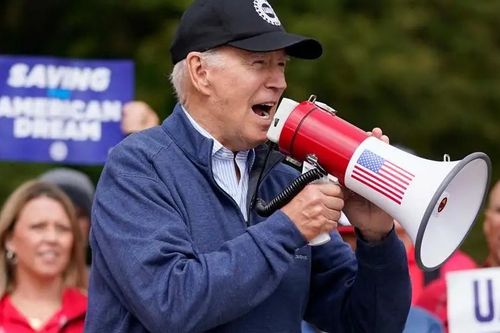 Ông Joe Biden tham gia đình công cùng với các công nhân ngành ô tô ở Detroit