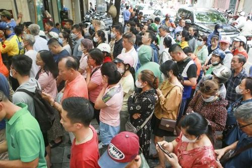 Hàng trăm lượt người xếp hàng chờ đợi mua bánh Trung thu ở Hà Nội