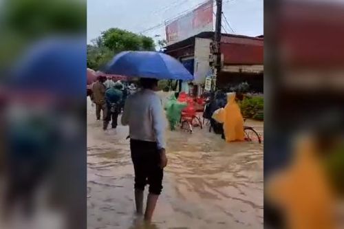 Thanh Hóa: Lực lượng chức năng hỗ trợ học sinh đi qua dòng nước lũ